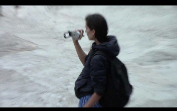 Eine Person filmt mit einer Handkamera, Filmstill