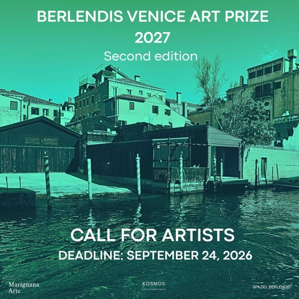 Plakat für den Berlendis Venice Art Prize 2027 mit einem Foto der Galerie Spazio Berlendis in Venedig mit türkis-blauem
Filter und weißem Text