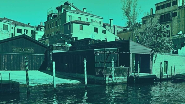 Plakat für den Berlendis Venice Art Prize 2027 mit einem Foto der Galerie Spazio Berlendis
                                          in Venedig mit türkis-blauem Filter und weißem Text 