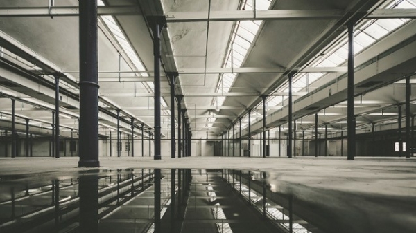 Photograph of a building hall in shades of gray