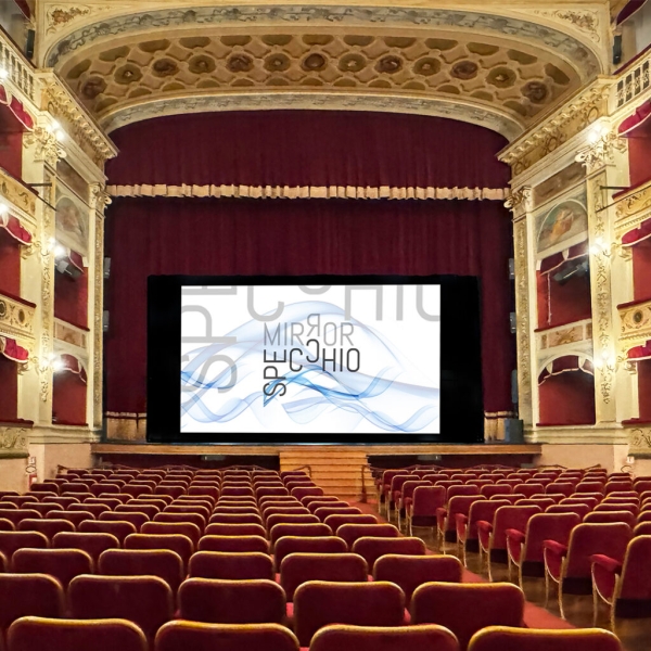 Theatersaal mit roten Stühlen und einer
                                          Leinwand, auf der 