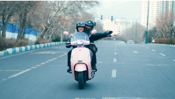 Film Still auf Ali Asgaris Divine
                                          Comedy