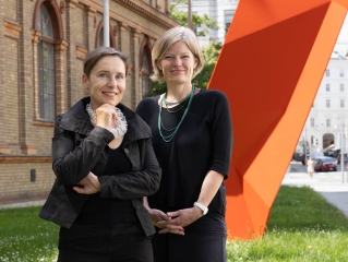 Rektorin
                                          Petra Schaper Rinkel und Martina Griesser-Stermscheg vor der Universität für angewandte Kunst Wien