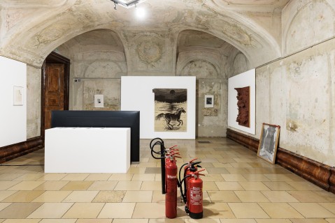 Installation view Ins Dunkle schwimmen