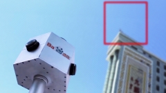 Eine Überwachungskamera vor einem Gebäude