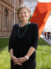 Martina Griesser-Stermscheg vor
                                          der Universität für angewandte Kunst Wien