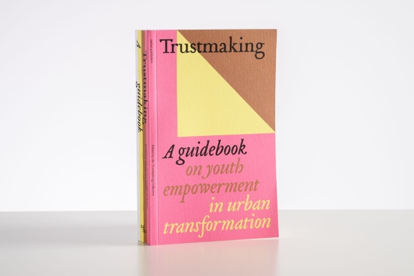 Buchcover
                                          Trustmaking – a guidebook on youth empowerment in urban transformation. Autoren: The Trustmaking Collective, Design: Kees
                                          de Klein