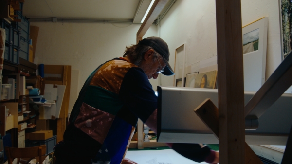 Filmstill, Hans Schabus bei der Arbeit an einem Objekt