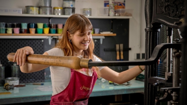 Janka Kocisek beim bedienen einer Druckerpresse auf der Universität für angewandte Kunst Wien
