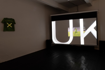 Luisa Berghammer, *captain screeching*,
                                          2023, Installationsansicht, Foto: Jorit Aust