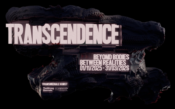 Ausstellungsposter, Schriftzug Transcendence
                                          auf schwarzem abstraktem Objekt