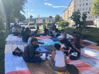 Studierende sitzen im Park