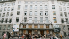 Menschen vor dem Haus für Kunst und Wissenschaft