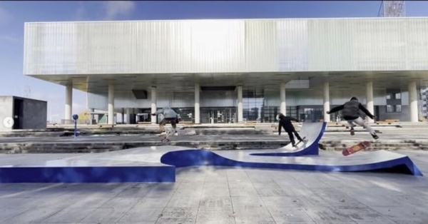 Drei Personen
                                          springen mit ihren Skateboards in einem Skater-Park