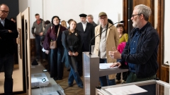 Kurator Robert Müller
                                          hält eine Eröffnungsrede vor Publikum