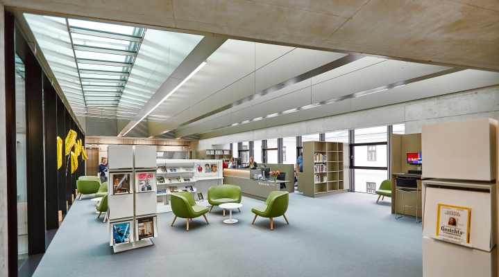 Universitätsbibliothek der Angewandten mit Sitzgruppen und Regalen