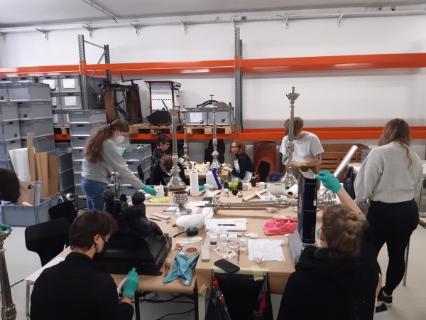 Lehrende und Studierende des IoC im Museumsdepot der Stadt Traiskirchen