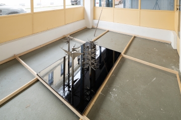 Daniel Fonatti, The ground
                                          was there to meet the feet, 2023, Installationsansicht, Foto: Jorit Aust