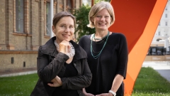 Rektorin Petra Schaper Rinkel und Martina Griesser-Stermscheg vor der Universität für angewandte Kunst
                                          Wien. 
