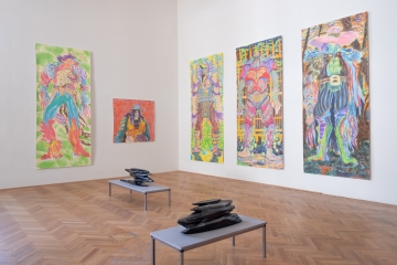 Marc Truckenbrodt, Behauptung, 2023, Ausstellungsansicht Exhibit, Akademie der
                                          bildenden Künste Wien (im Vordergrund plastische Arbeiten von Dean Maaßen), Foto: Simon Larsen