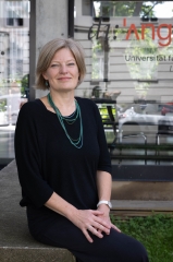 Martina Griesser-Stermscheg vor
                                          der Universität für angewandte Kunst Wien