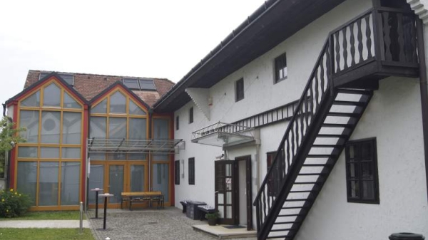 Der Hof des Kokoschka Museums mit dem neuen Ausstellungstrakt Der Hof des Kokoschka
                                          Museums mit dem neuen Ausstellungstrakt © Oskar Kokoschka Dokumentation Pöchlarn