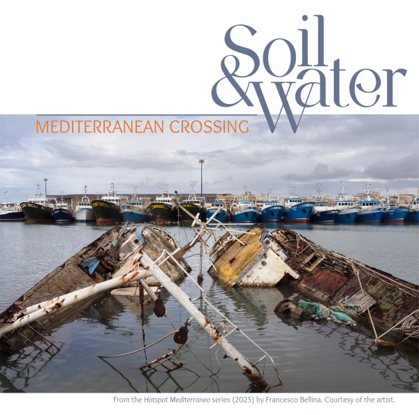 Plakat zur Ausstellung „Soil & Water: Mediterranean
                                          Crossing“ mit einem Foto von versunkenen, beschädigten Fischerbooten im Vordergrund und einer Reihe intakter Boote im Hafen
                                          im Hintergrund. Das Foto stammt aus der Serie Hotspot Mediterraneo (2025) von Francesco Bellina. Courtesy of the artist.