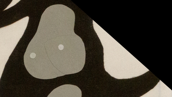 Ausstellungsplakat mit Informationen,
                                          das Motiv besteht aus abstrakten runden Formen in schwarz, grau und beige